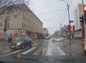 Dużo wypadków z udziałem pieszych. Tak do nich dochodzi [WIDEO]