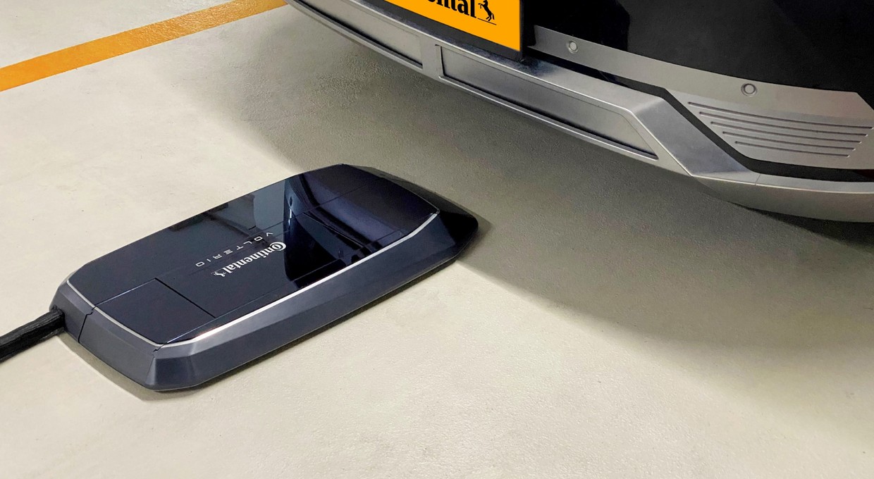 Continental opracuje roboty ładujące do samochodów elektrycznych