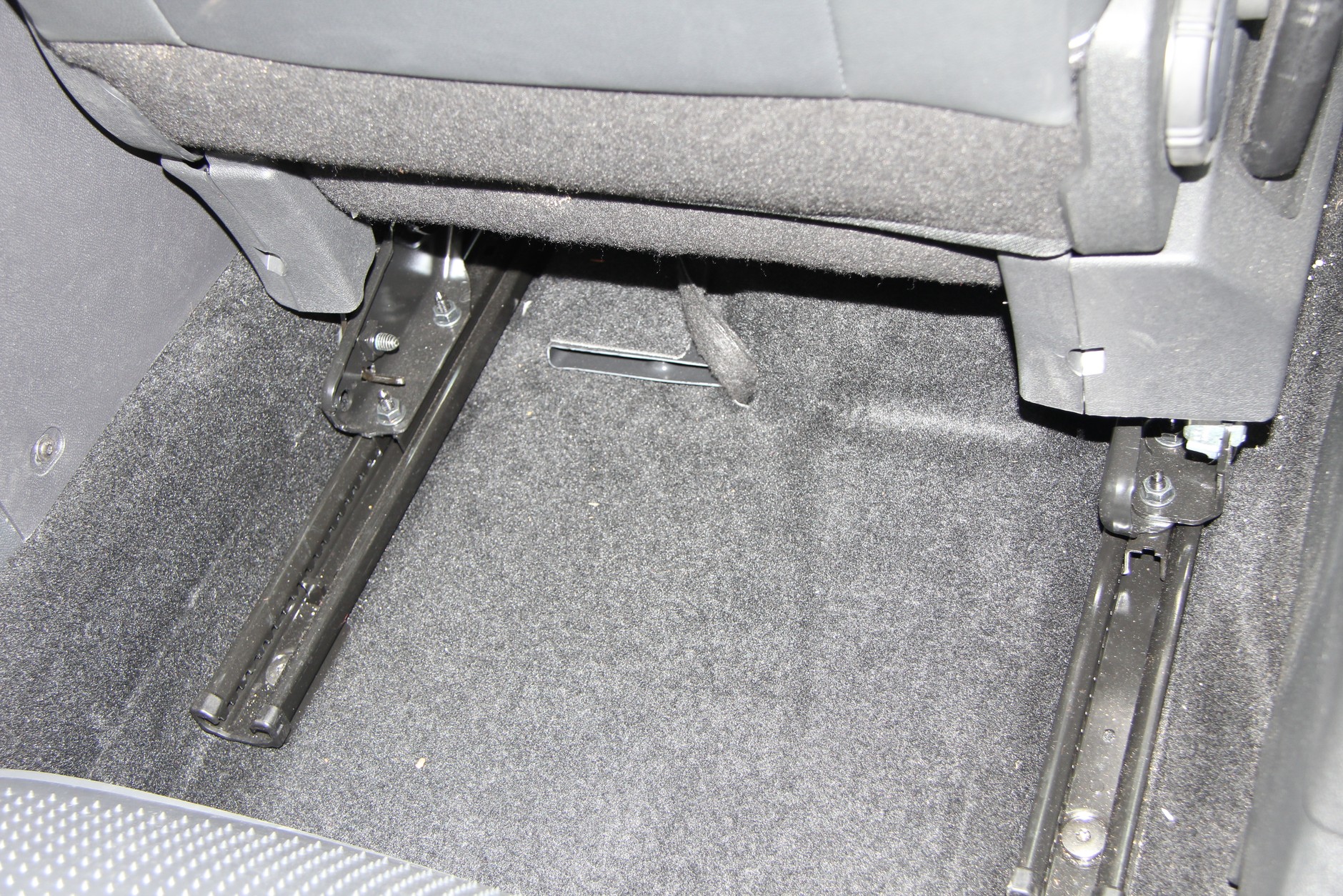 Subwoofer pod fotelem pasażera