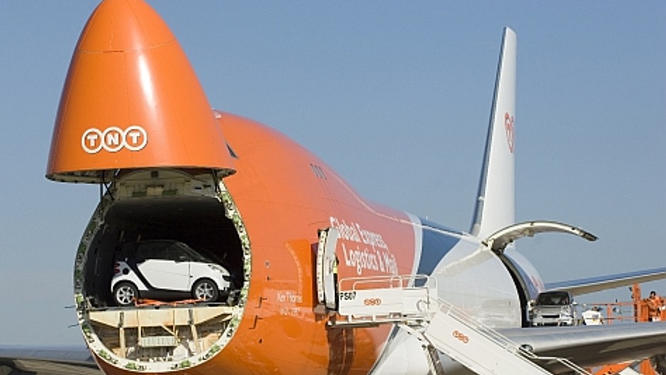 30 smartów i jeden Boeing 747 TNT:  rekord Guinnessa pobity!