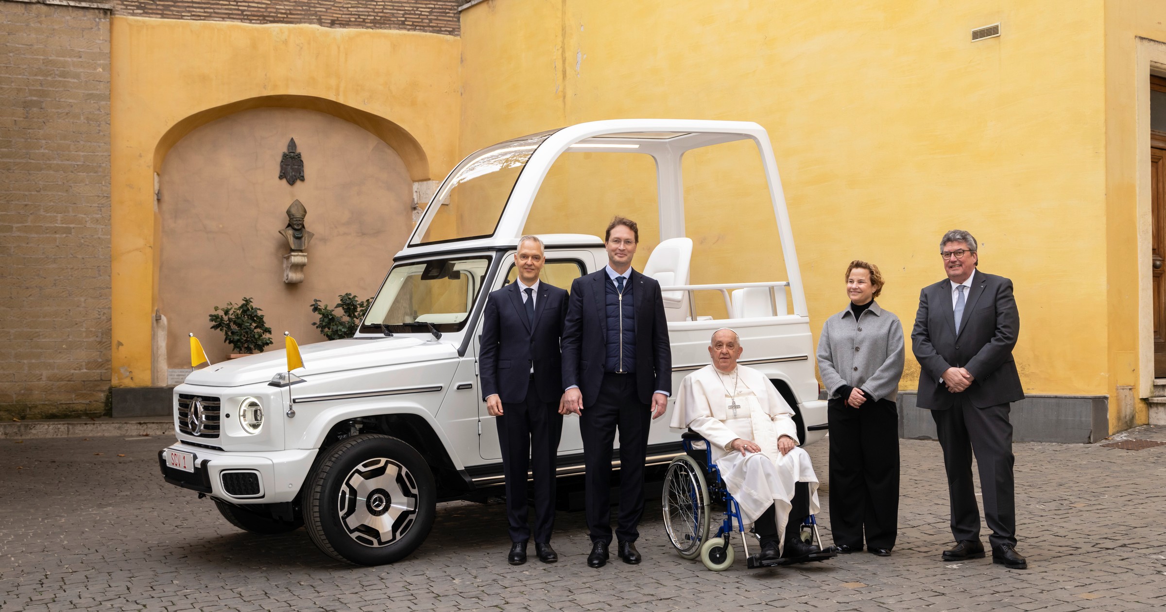 Mercedes G580 "papamobile"