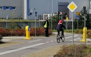 Obraz pochodzący z serwisu https://koszalin.policja.gov.pl/zk/aktual/aktualnosci/62491,Policjanci-z-koszalinskiej-drogowki-pomoga-w-przygotowaniu-do-egzaminu-na-karte-.html