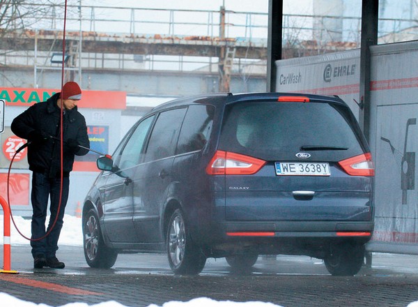 Teraz gdy jest poniżej zera, umyj auto. Tak zaoszczędzisz sporo pieniędzy