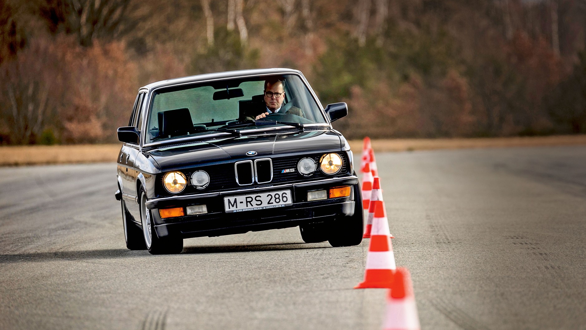BMW M5 jest obniżone i utwardzone w stosunku do zwykłej "piątki", ale mimo to nieco kołysze się na boki. Za to zakres kontroli nad autem jest szerszy.