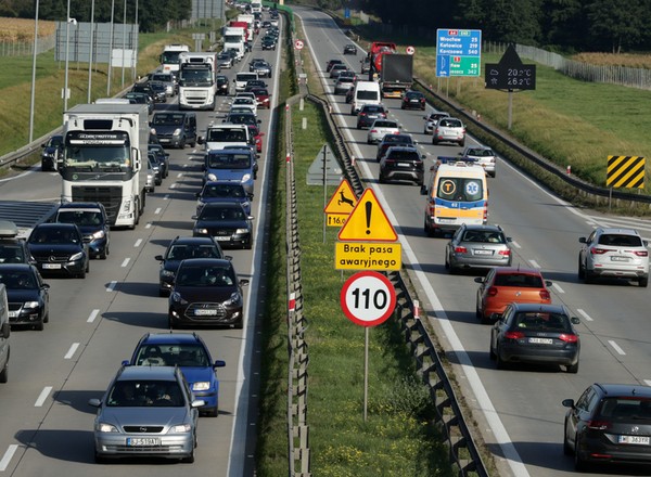 Tak dochodzi do wypadków drogowych. Trzy najczęstsze przyczyny [WIDEO]