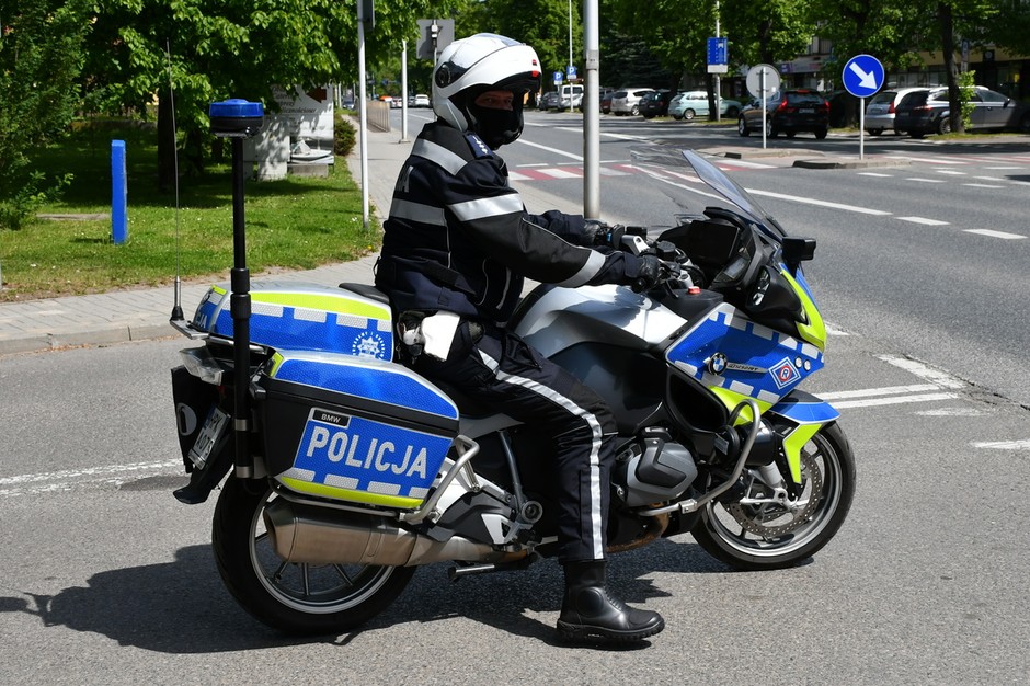 Funkcjonariusz i policyjny motocykl