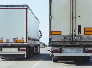 Tłumaczymy, co oznaczają naklejki na ciężarówkach i czy trzeba się nimi przejmować