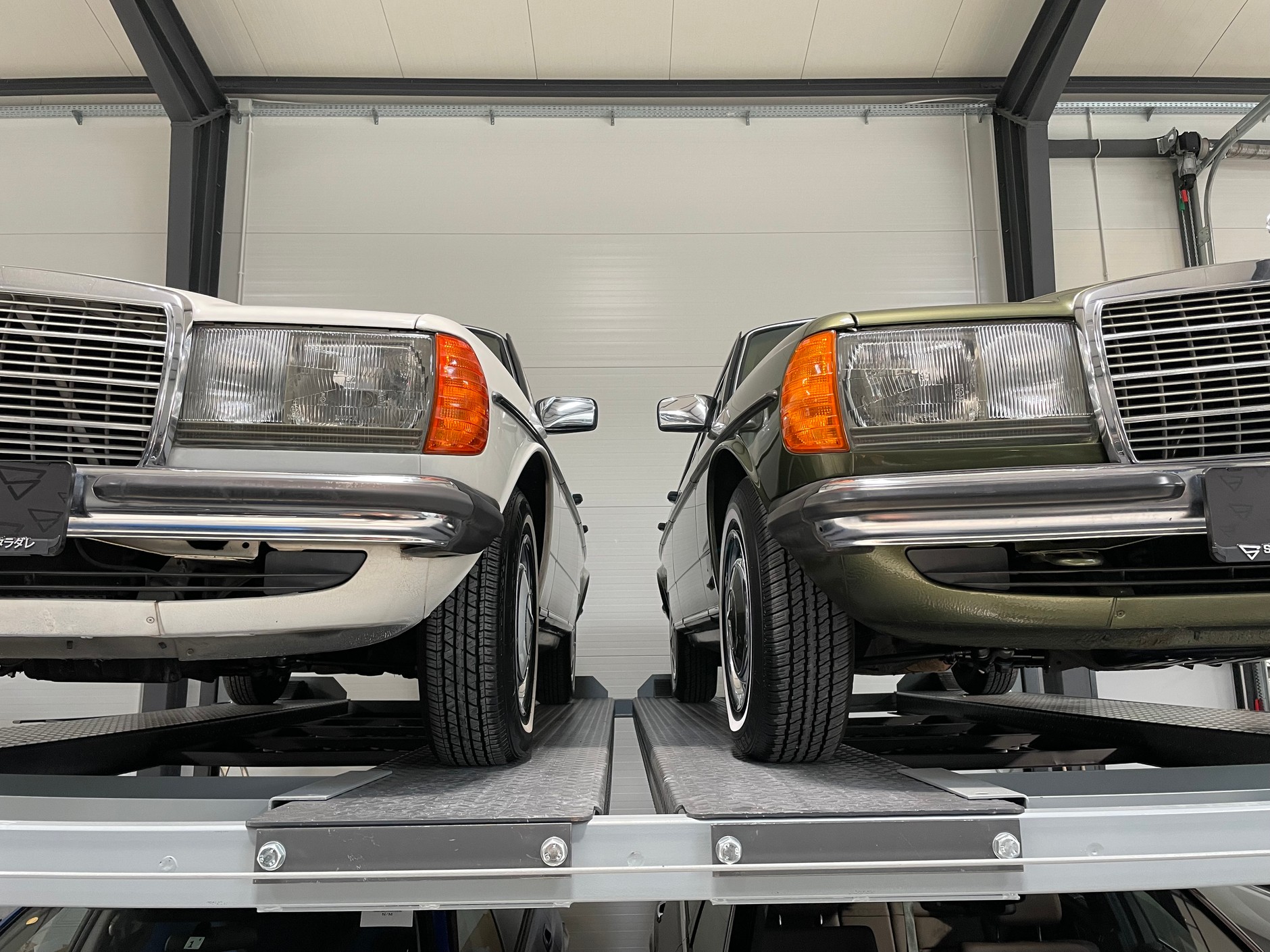 Dwa Mercedesy W123 prosto z Japonii. Wyglądają jak po renowacji