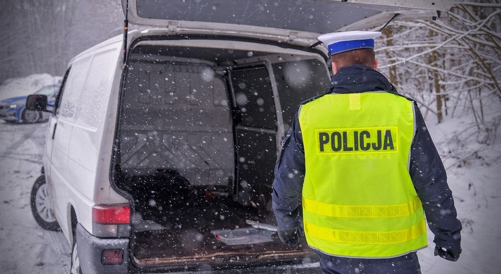 Policjant sprawdza obowiązkowe wyposażenie zatrzymanego pojazdu