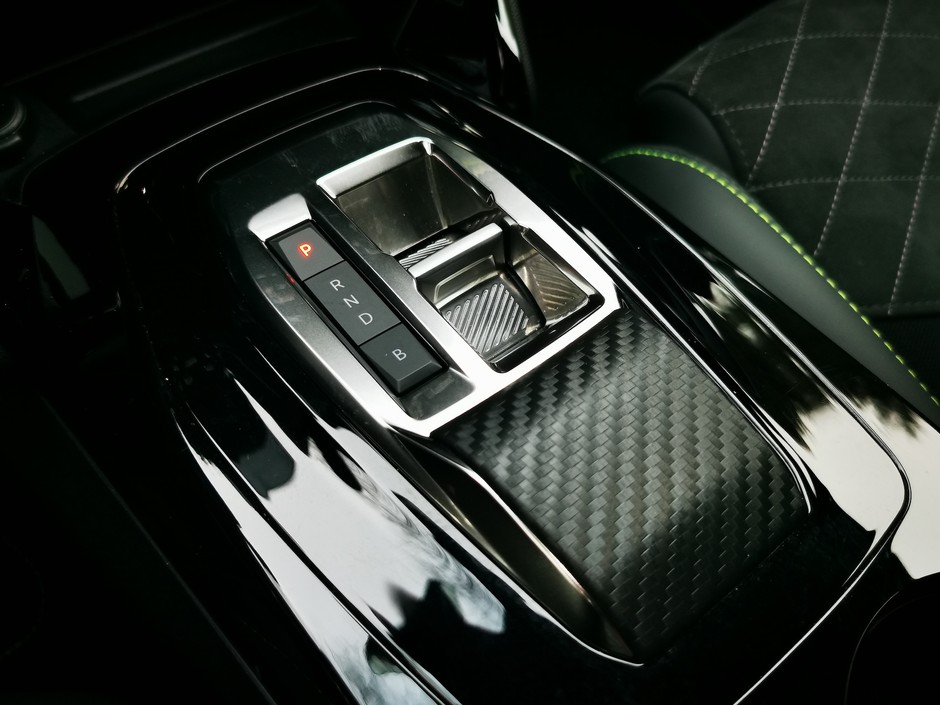 Peugeot e-208"