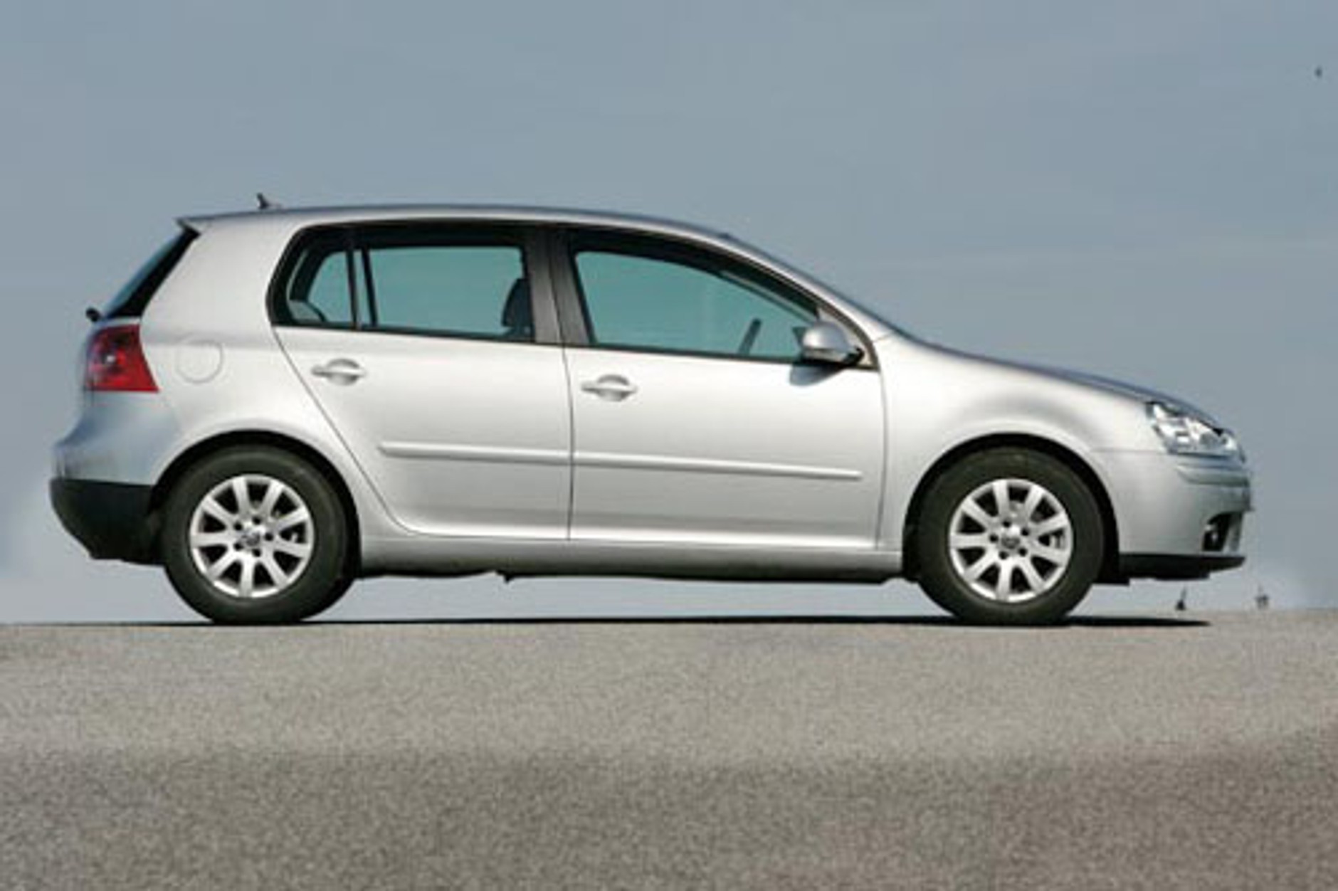 Opel Astra, VW Golf, Ford Focus - Czy to grzech być słabym i ubogim?