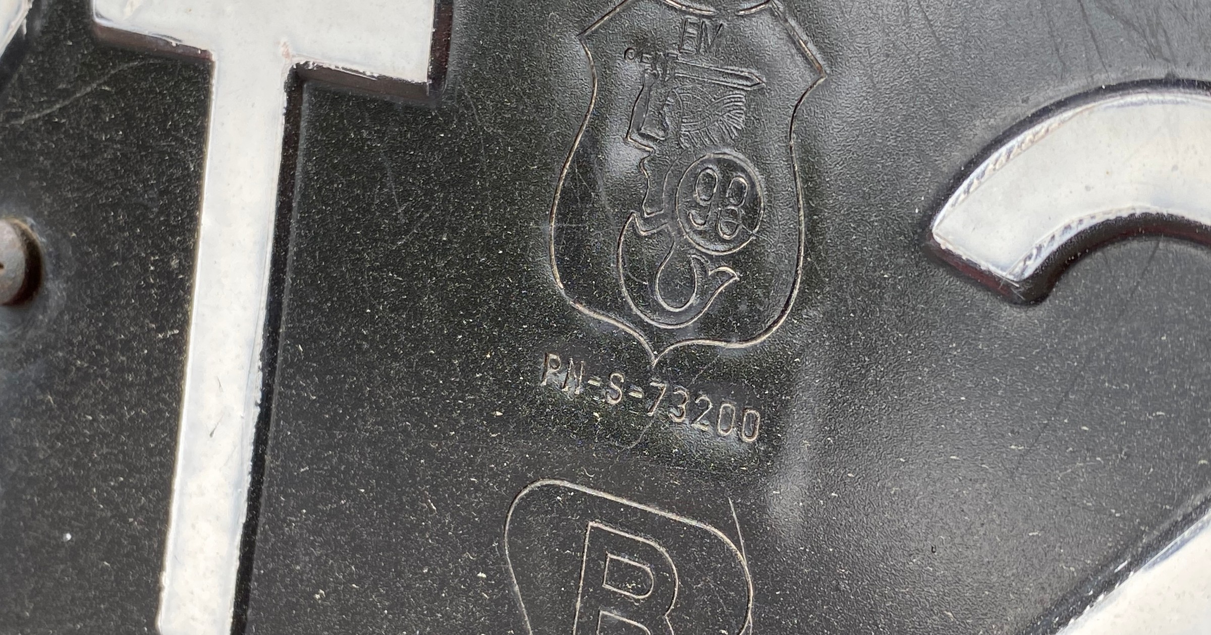 Czarne tablice - jakie auta wciąż je mają?