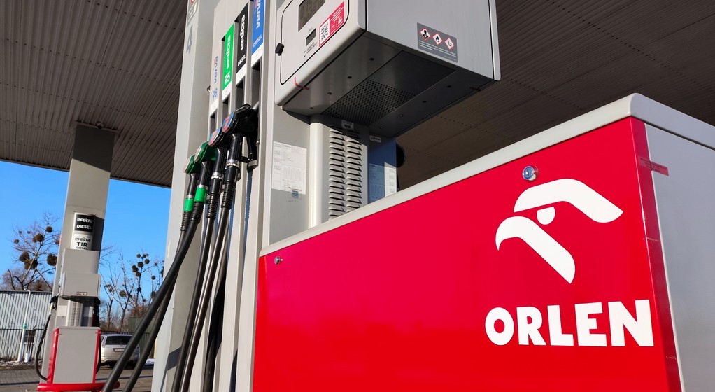 Dzień po informacji o rozejmie między USA i Iranem Orlen obniżył hurtowe ceny paliw. Na ceny na stacjach przełoży się to za kilka dni. 