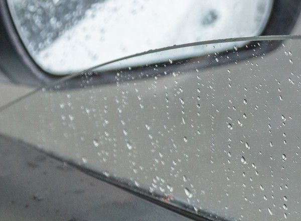 Jednym przyciskiem z lusterek można usunąć krople wody. Niestety, nie w każdym aucie mamy taką możliwość