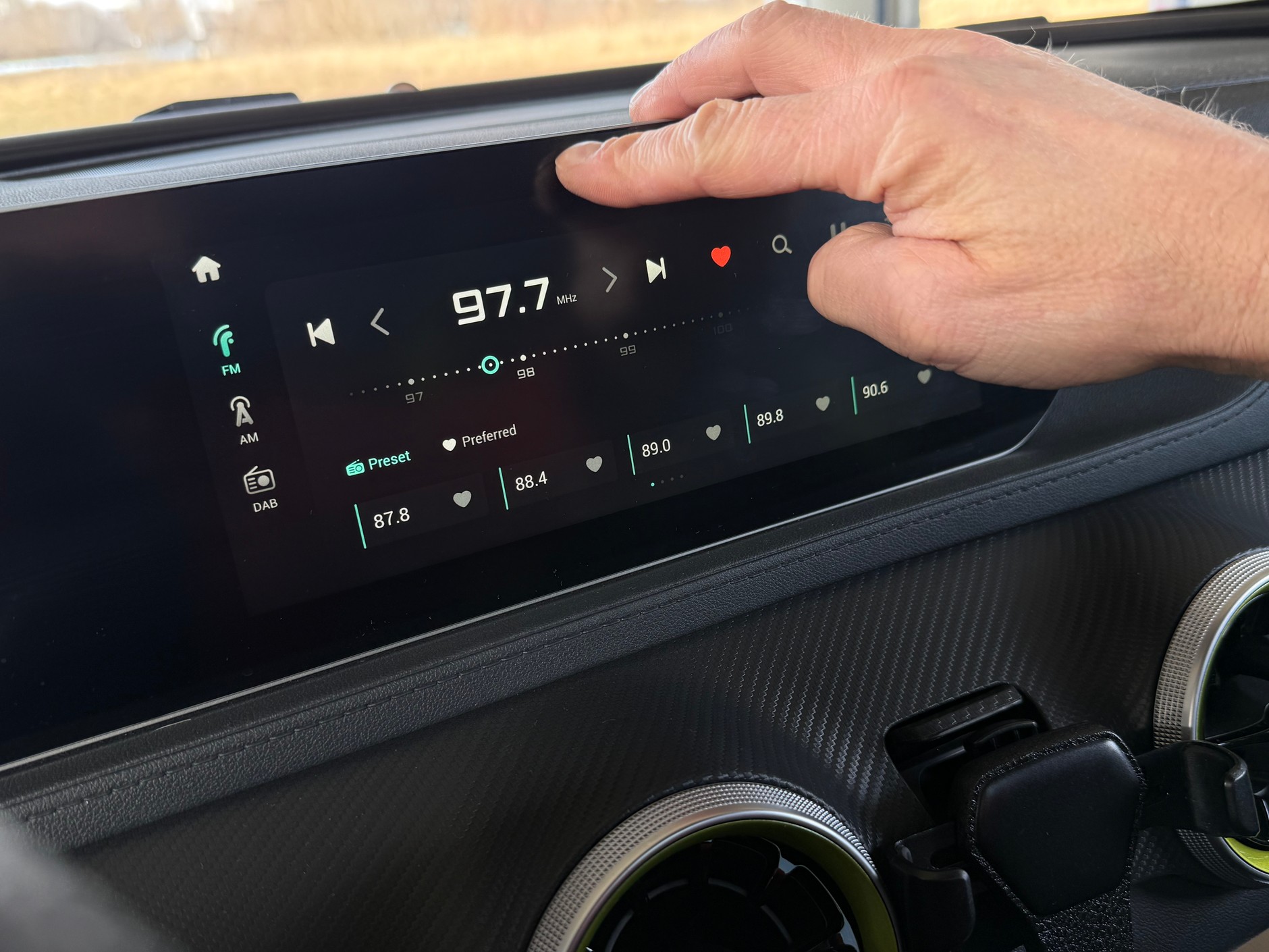 Europoejskie wymogi dotyczą także fabrycznych zestawów multimedialnych. Jeśli radio zamontowane w aucie nie ma funkcji rozpoznawania nazwy stacji oi odczytu emitowanych komunikatów, to raczej jest t o samochód sprowadzony z wykorzystaniem uproszczonej procedury. 