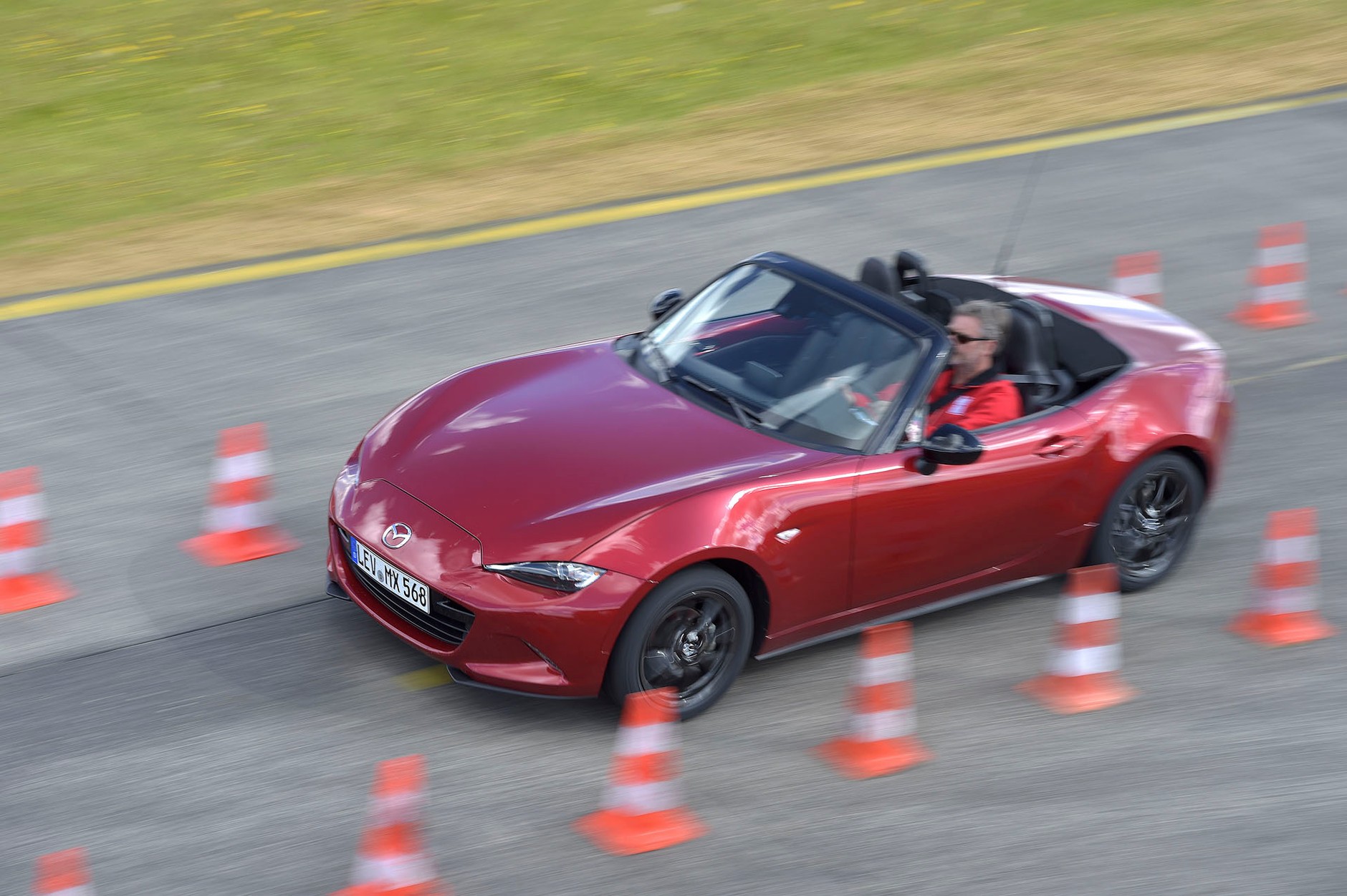 Mazda MX-5 kontra Fiat 124 Spider - takie same, a jednak inne