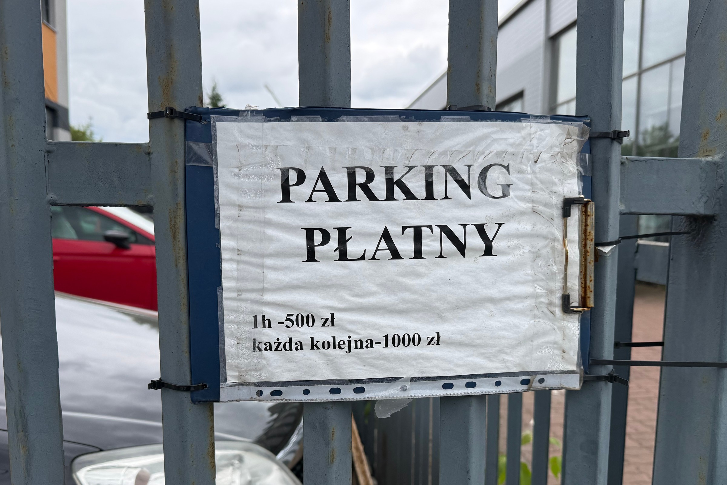 Kartki z "cennikiem" za parkowanie zniknęły z Morelowej. Mamy stanowisko miasta