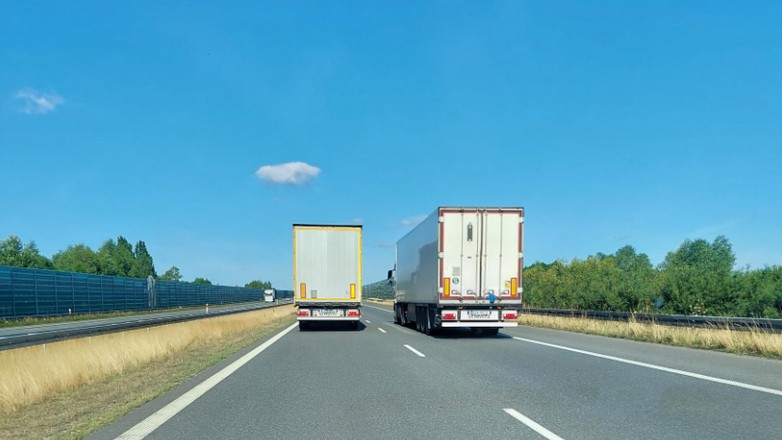 Wyprzedzanie tirów na autostradzie