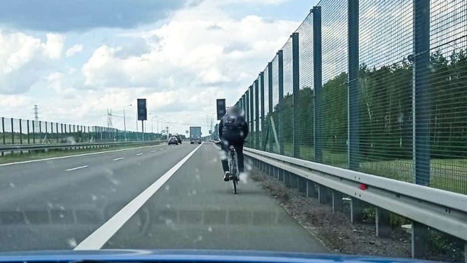 rowerzysta na autostradzie - zdjęcie poglądowe