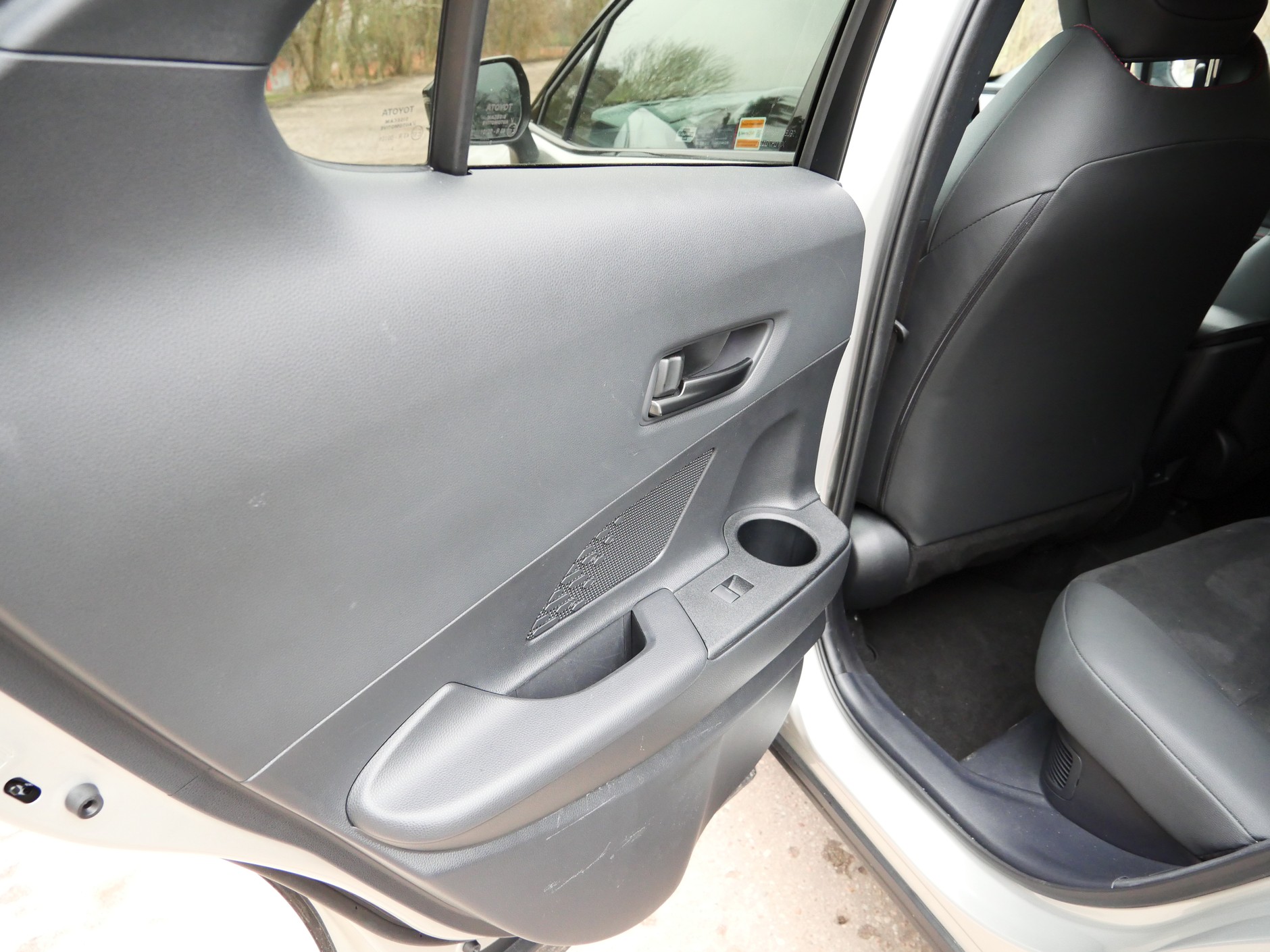 Boczki tylnych drzwi nie wyglądają tak szlachetnie, jak reszta wnętrza. Z tyłu, po zamknięciu drzwi jest jednak tak ciemno, że ledwo to widać.