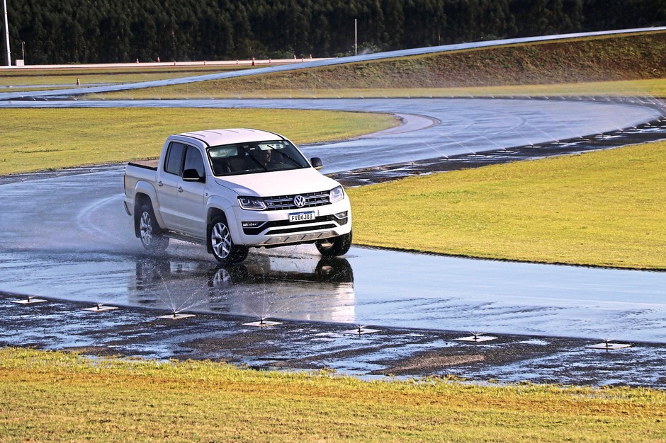 Aquaplaning na łukach jest szczególnie niebezpieczny.