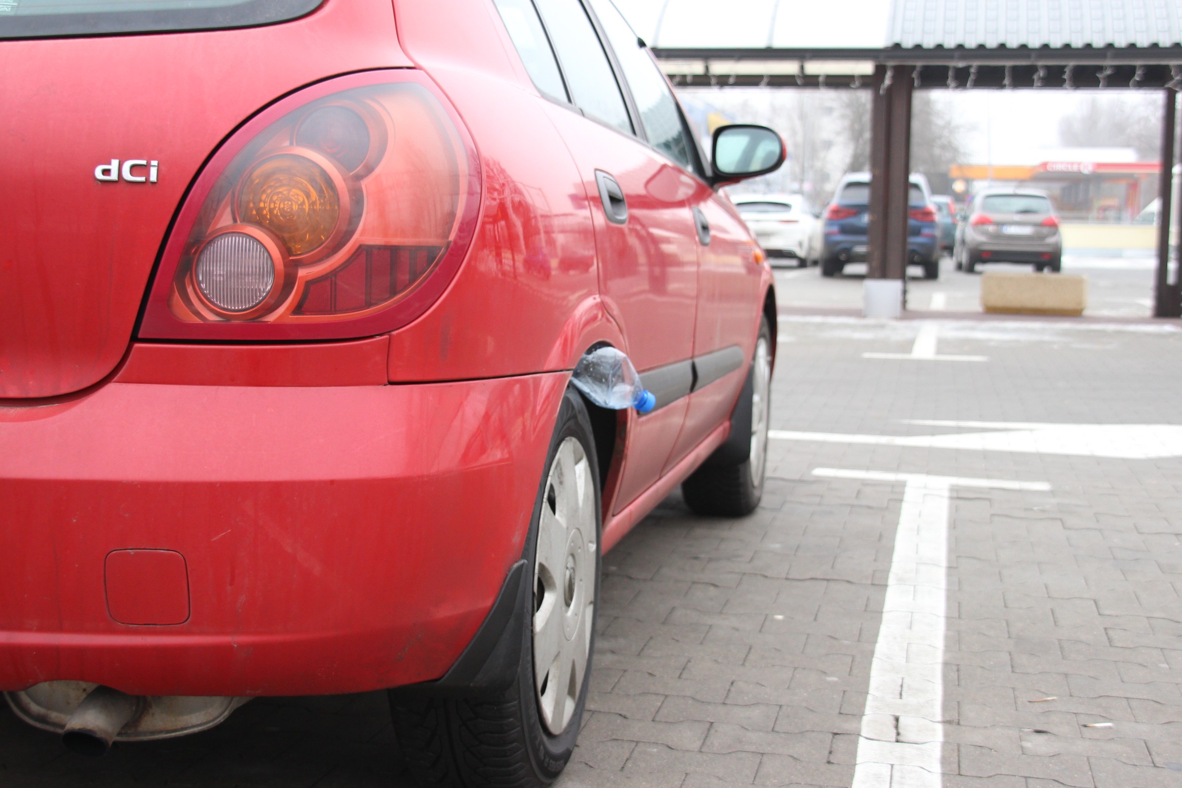 Złodzieje już się ustawiają pod sklepami. Wszystkie wartościowe rzeczy giną z auta w sekundę