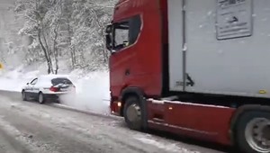 Niepozorne kombi pociągnęło tira. Aż ciężko uwierzyć, że to się udało [WIDEO]