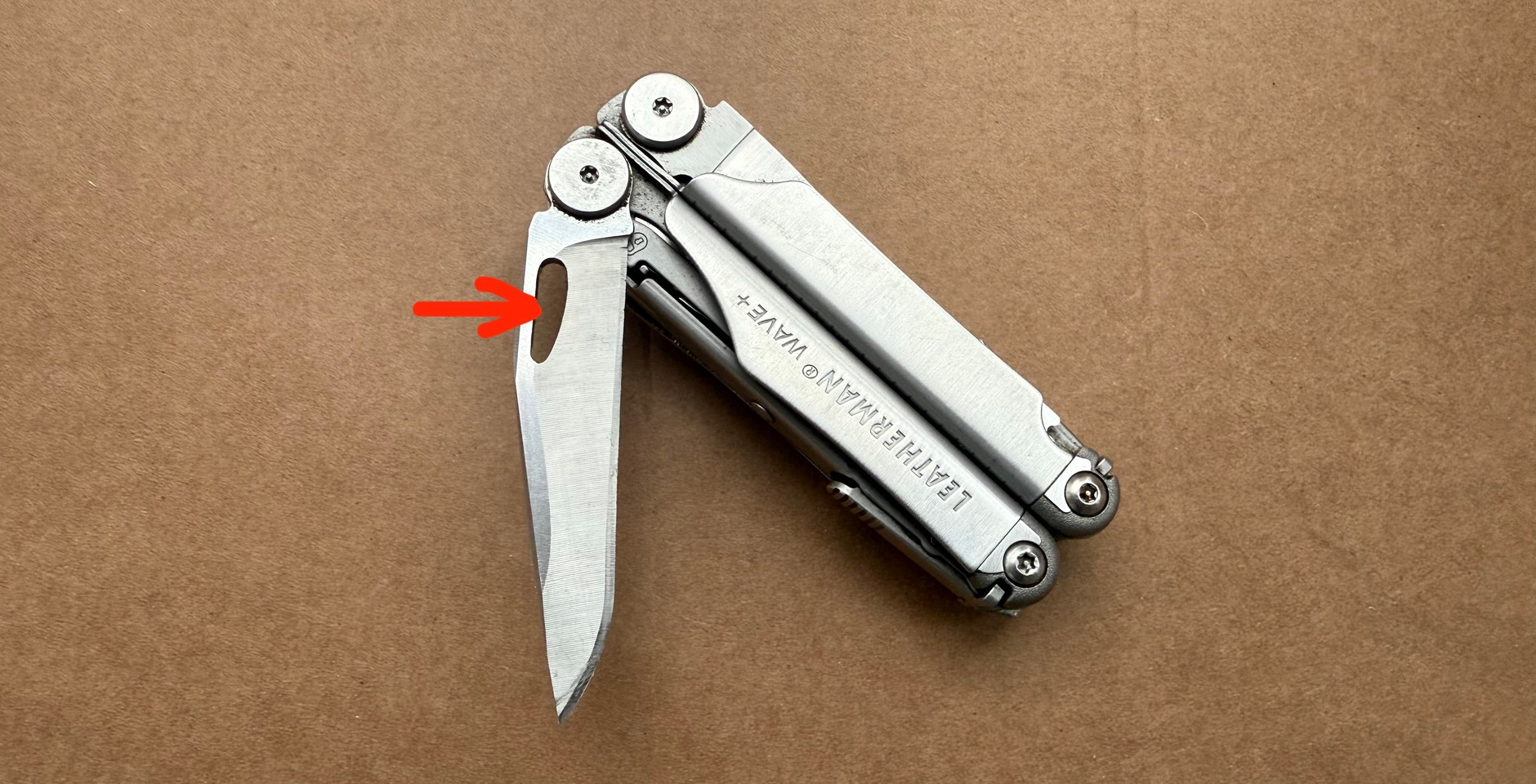Ten otwór w ostrzu pozwala otworzyć je bez używania obu rąk