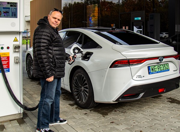 Jeździłem w Polsce Toyotą Mirai na wodór. Tak się ją tankuje