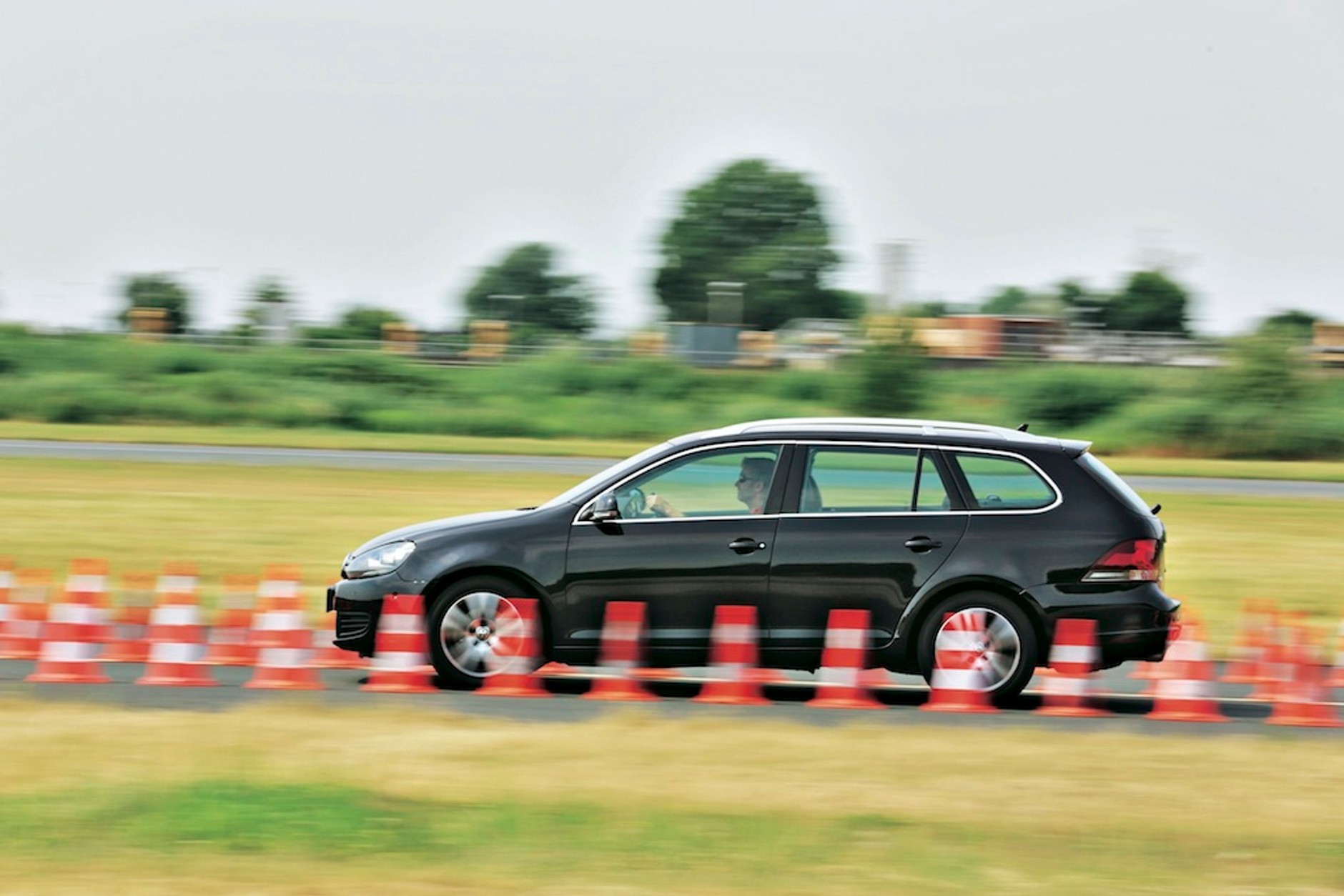 Nowa Dacia Logan MCV kontra używany VW Golf kombi