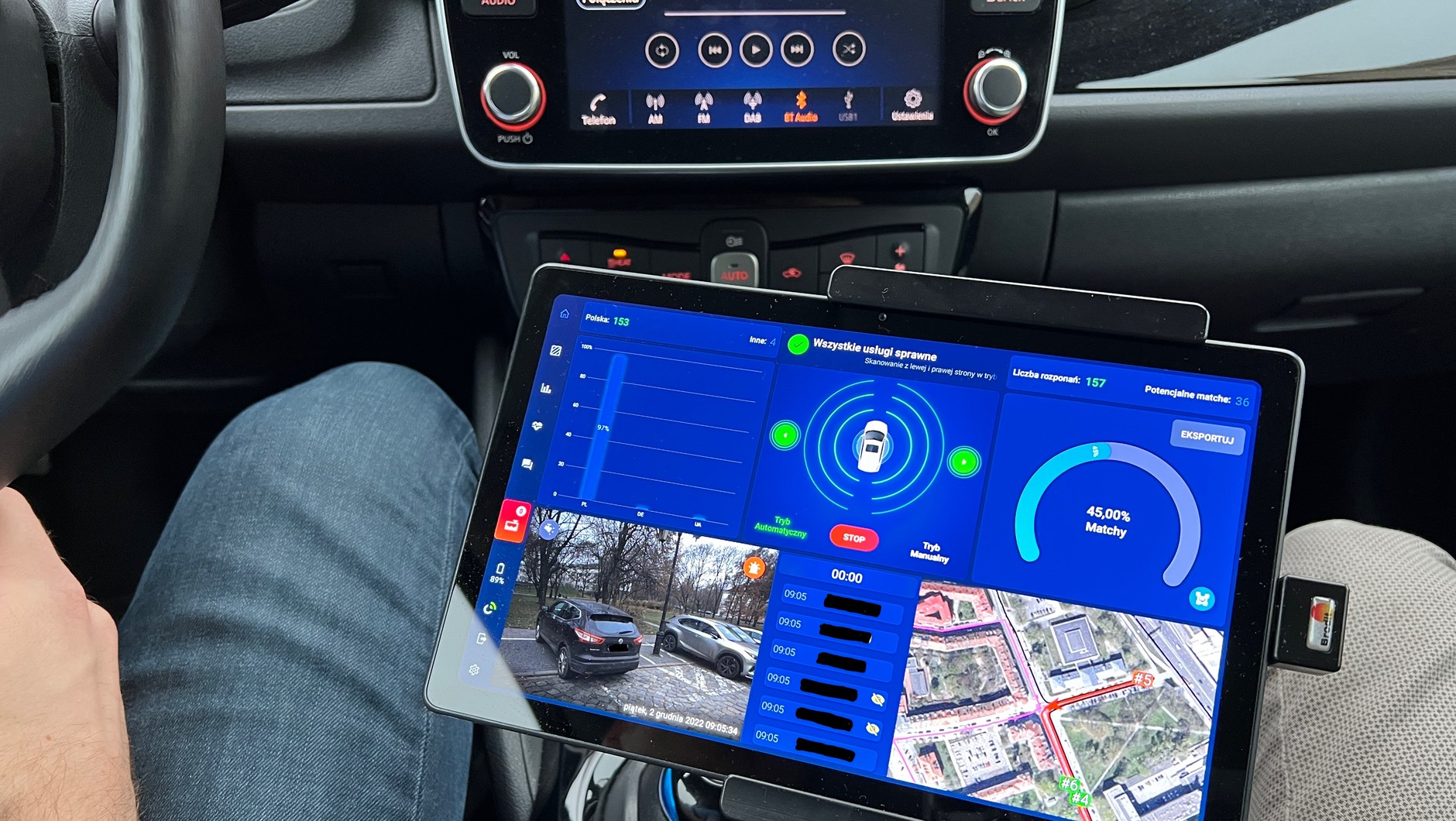 W Warszawie ulice stołecznej strefy płatnego parkowania patroluje dziewięć elektrycznych Nissanów Leafów
