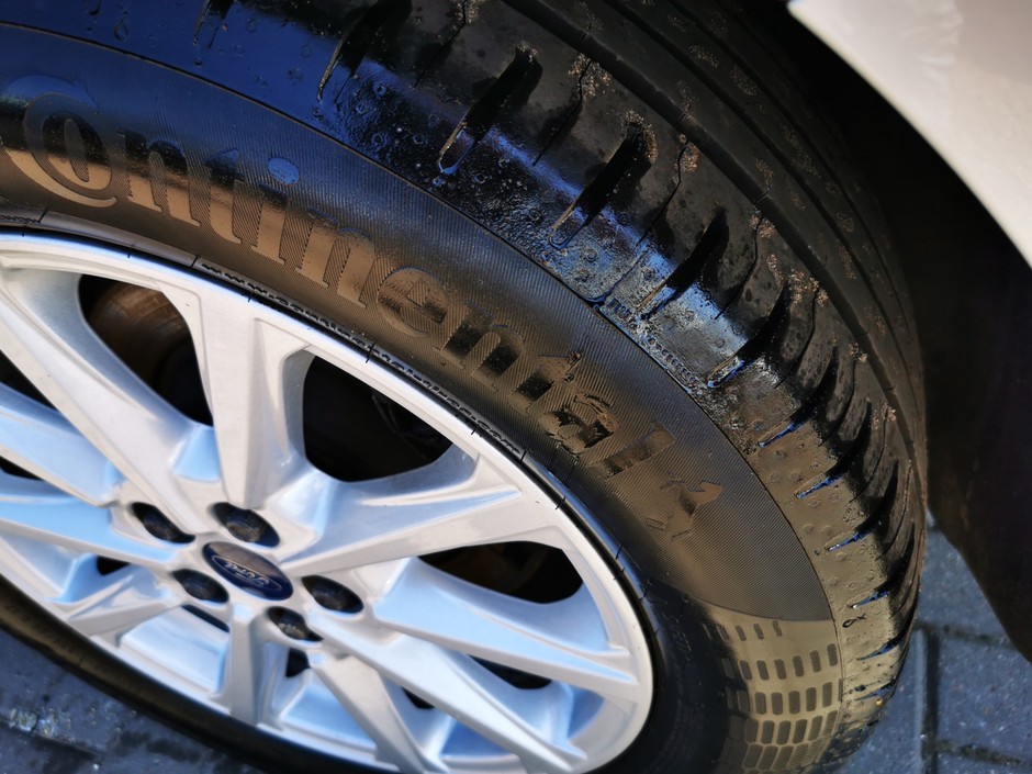 Ford S-Max z dieslem: sprzedawcy chcieli nas oszołomić połyskiem opon. Na przyszłość sugerujemy oszczędniej aplikować ten preparat...