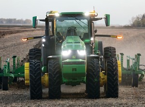 Autonomiczny traktor John Deere pracuje sam. Rolnik "ma wolne"