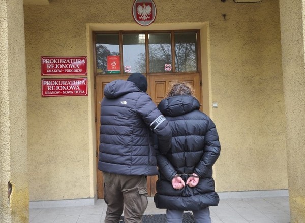 Kierowca potrącił pieszego i uciekł. Nie sądził, że policja będzie szukała go... w wersalce