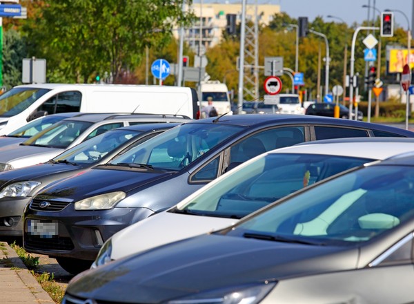 Dlaczego kierowcy parkują na skręconych kołach? To sprytny trik