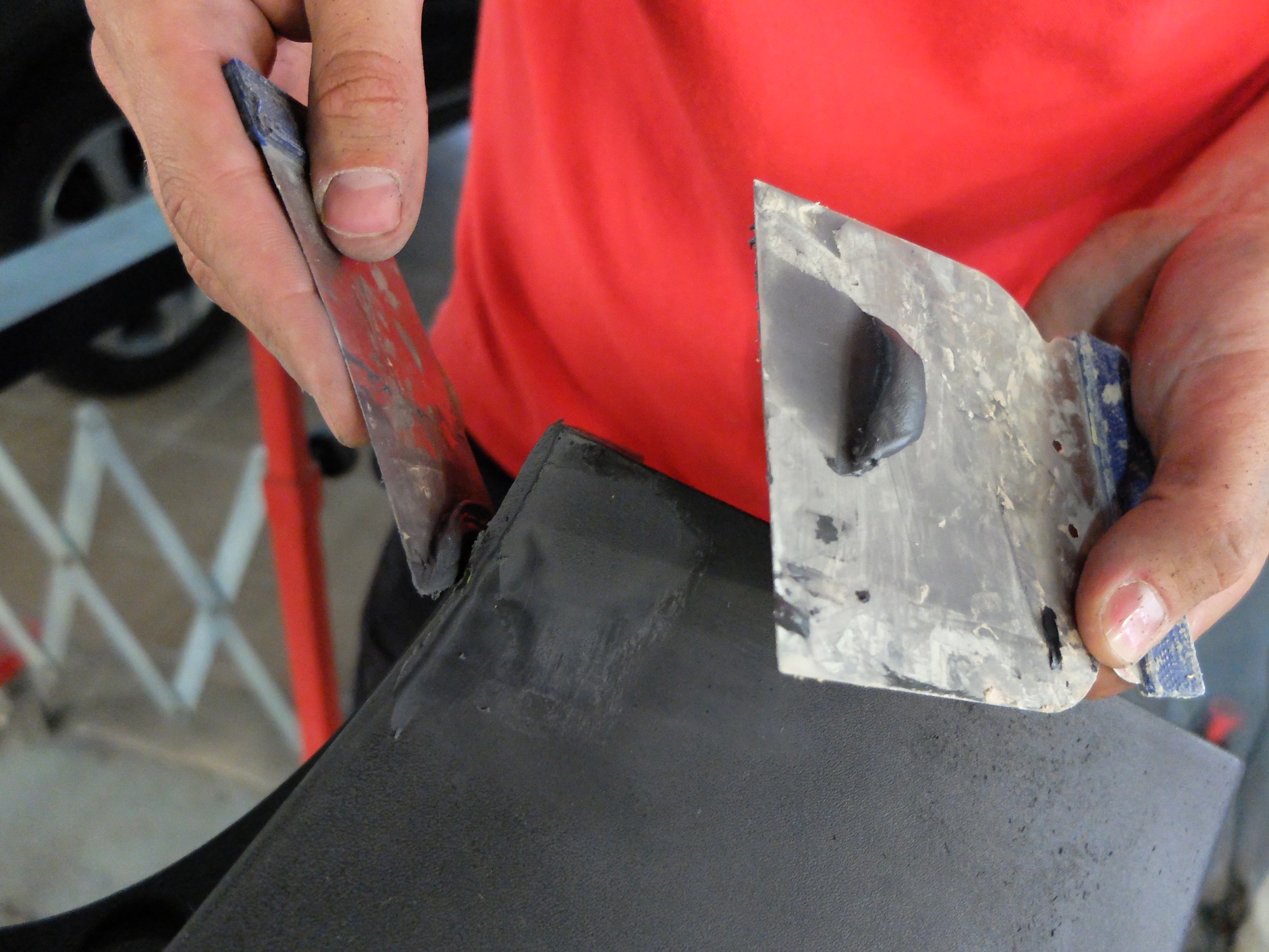 Szpachlowanie zderzaka – trzeba użyć szpachli do tworzyw sztucznych