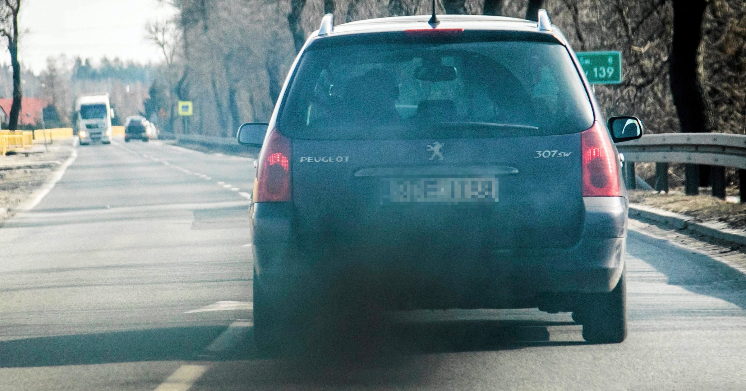 To, że samochód w oczywisty sposób jest uciążliwy dla środowiska i innych uczestników ruchu, wcale nie znaczy, że nie zaliczy obowiązkowych badań technicznych. Z reguły zalicza bez problemu