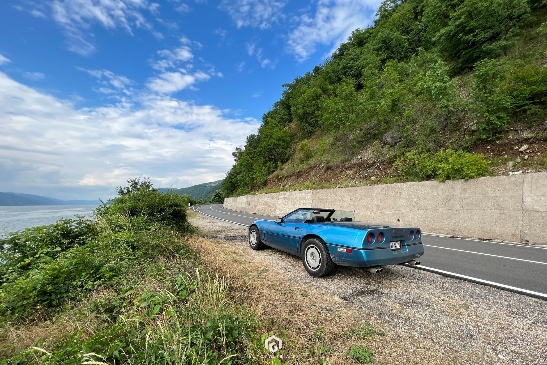 Niestandardowe wakacje za kółkiem starej Corvette