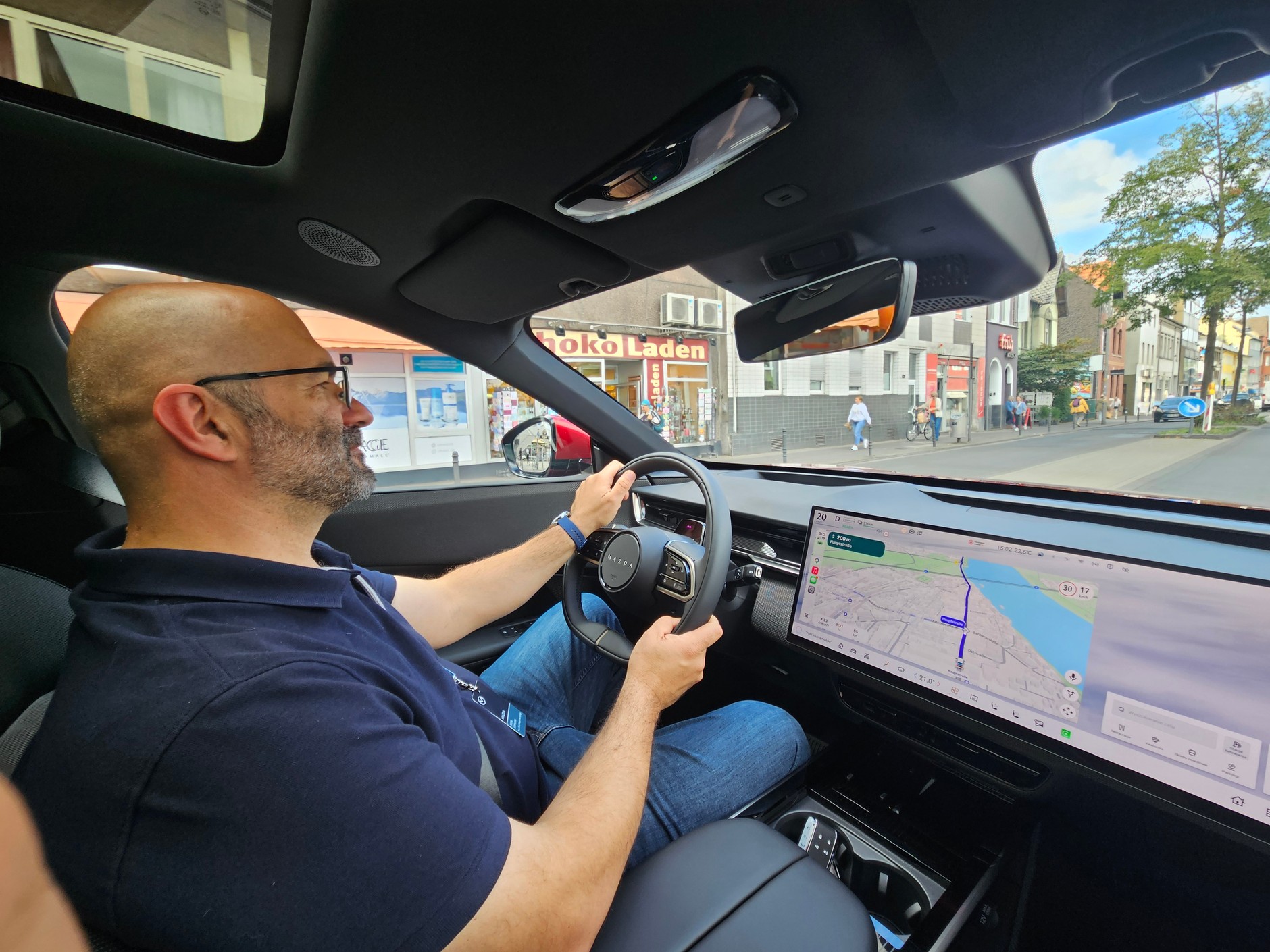 Mazda CX-6e : przez wielki ekran wnętrze Mazdy upodobniła się do wnętrz SUV-ów chińskich marek.