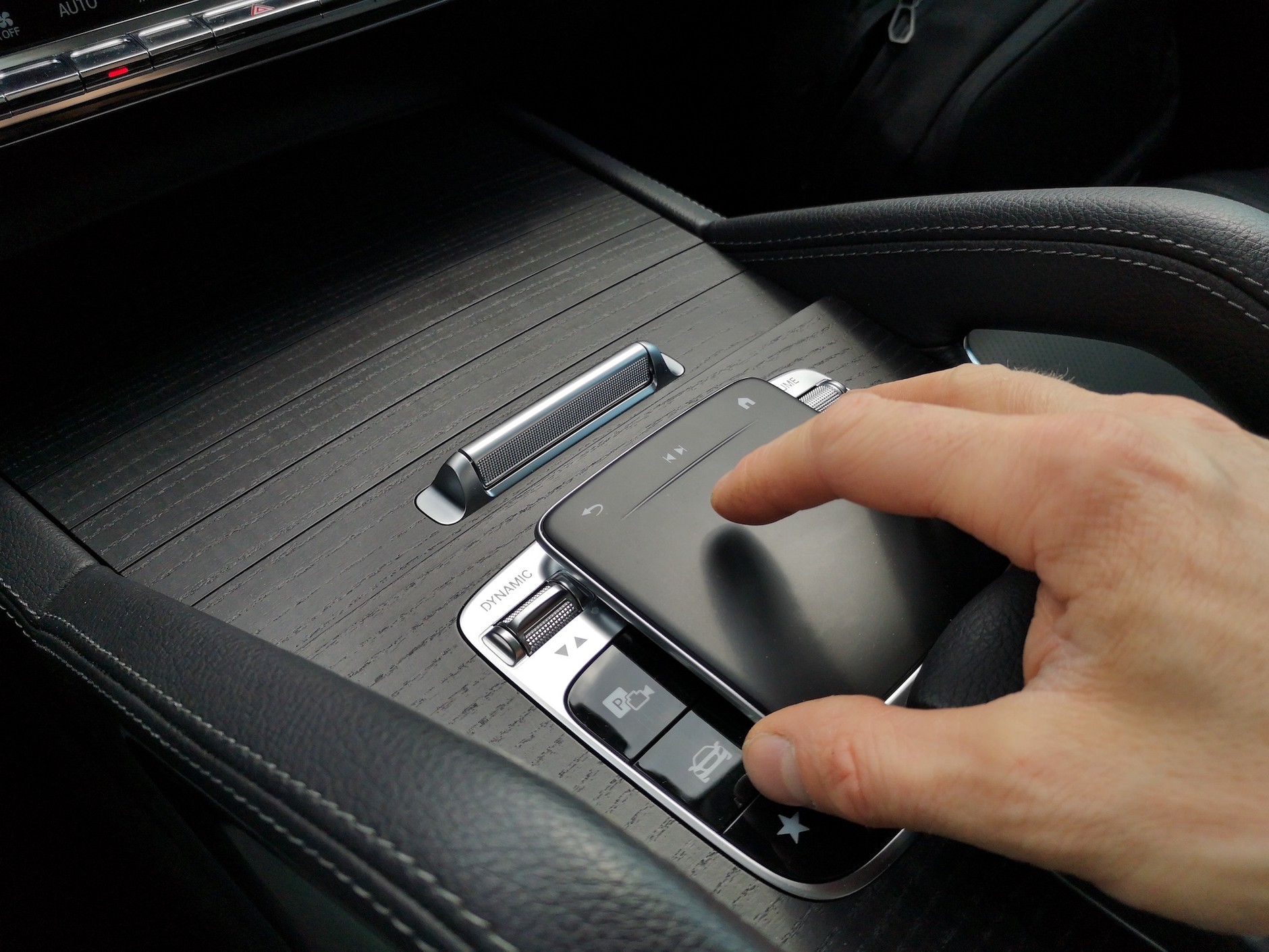 Mercedes GLE SUV 300d 4Matic: jedną z opcji sterowania systemem pokładowym jest gładzik na tunelu środkowym