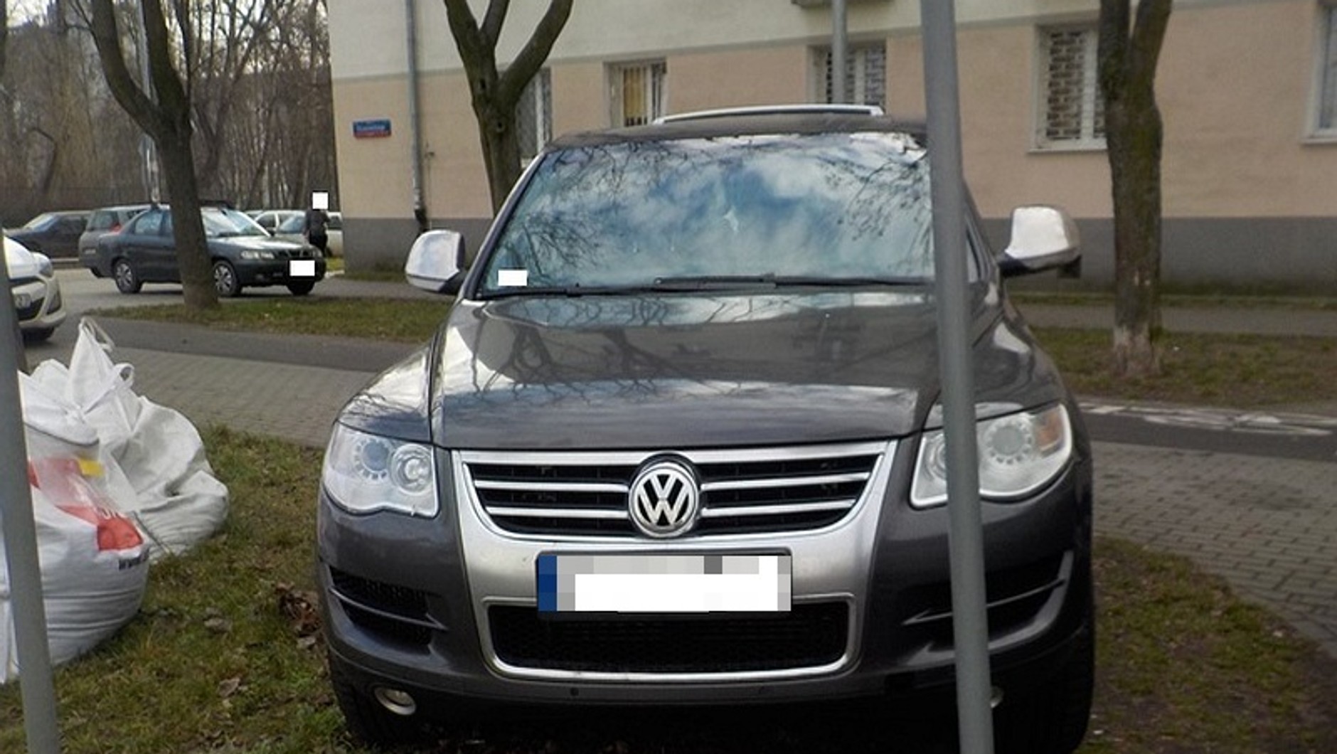 Parkowanie na trawniku zawsze niszczy podłoże i roślinność, dlatego zazwyczaj nie ma taryfy ulgowej dla takich kierowców