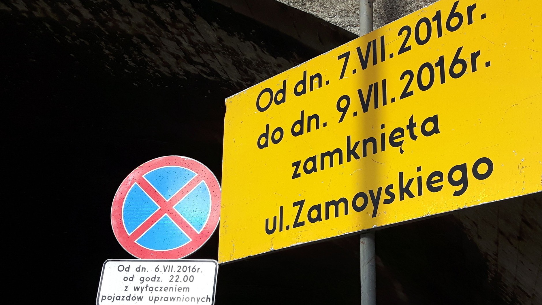Tablice informacyjne na ulicach Warszawy