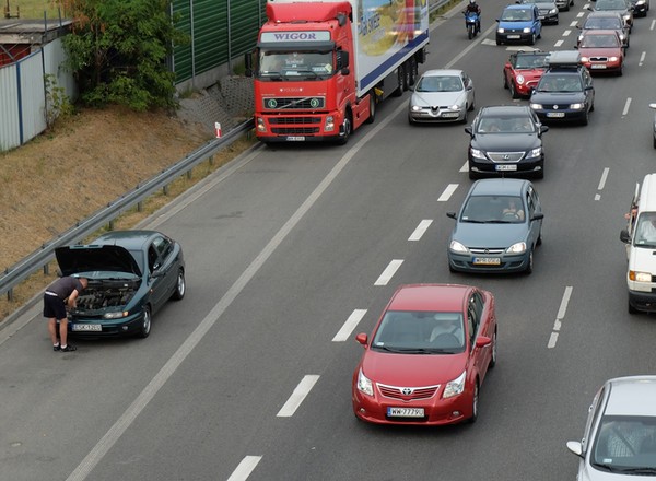 Zepsuł ci się samochód na autostradzie? Ten błąd kosztuje 300 zł