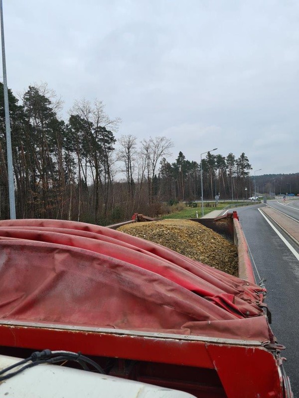 Przeciążył ciężarówkę. Z dokumentów wynikało, że ładował ją podczas jazdy