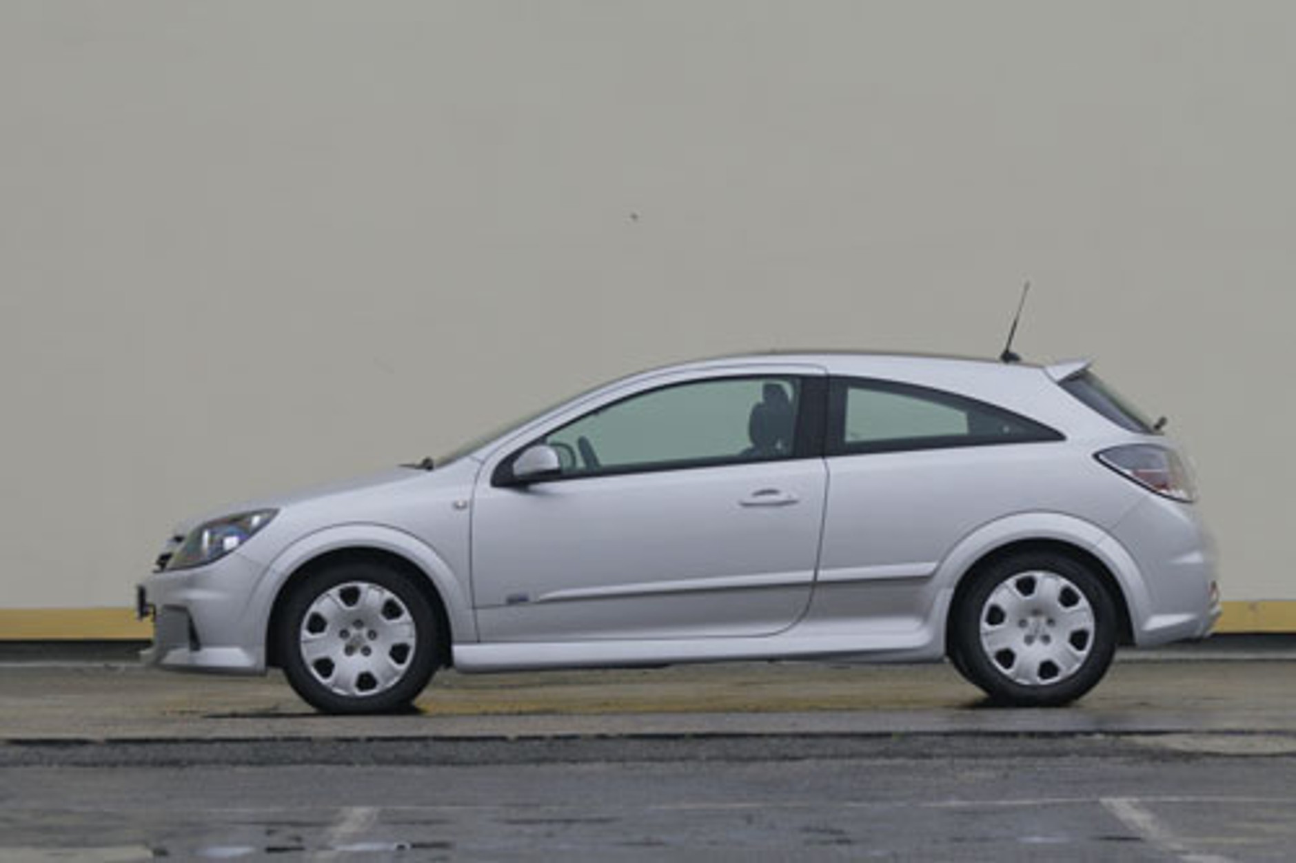 Opel Astra GTC - Dach ładny, niepraktyczny