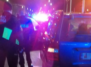 Strażnicy miejscy myśleli, że kierowca zasłabł. Samochód stał na zielonym świetle