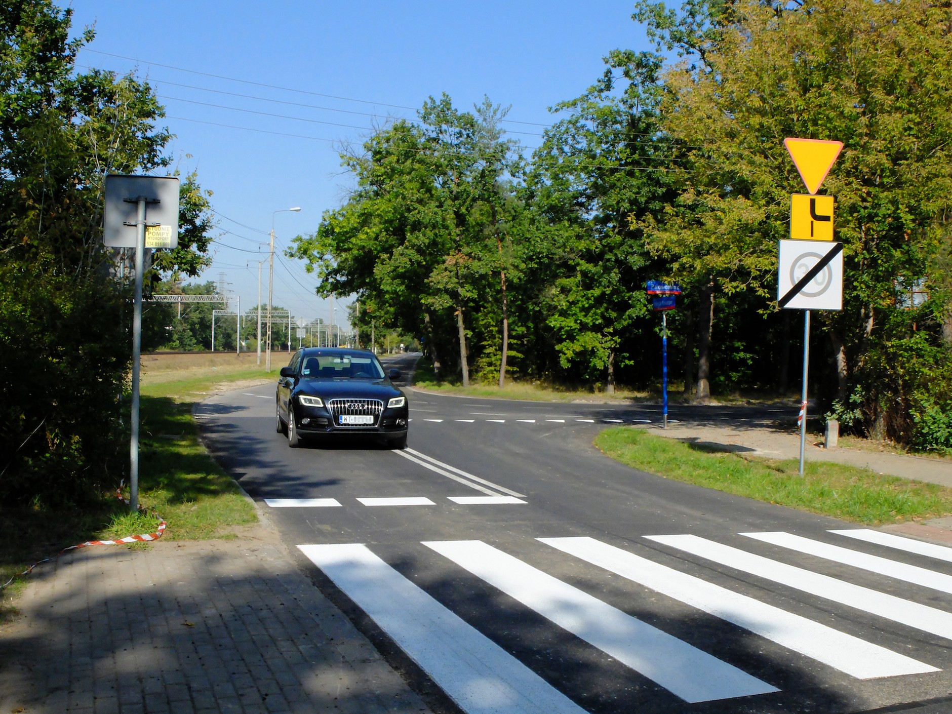 Kierowca jadący prosto z drogi z pierwszeństwem na drogę bez pierwszeństwa, nie musi włączać kierunkowskazu, bo jedzie prosto