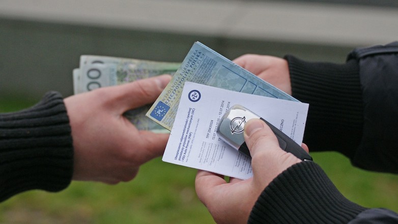 Sprzedajesz auto. A co z polisą OC?