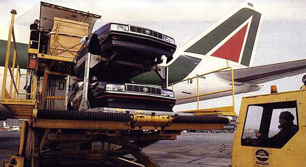 Cadillac Allanté - transportowany w częściach drogą lotniczą