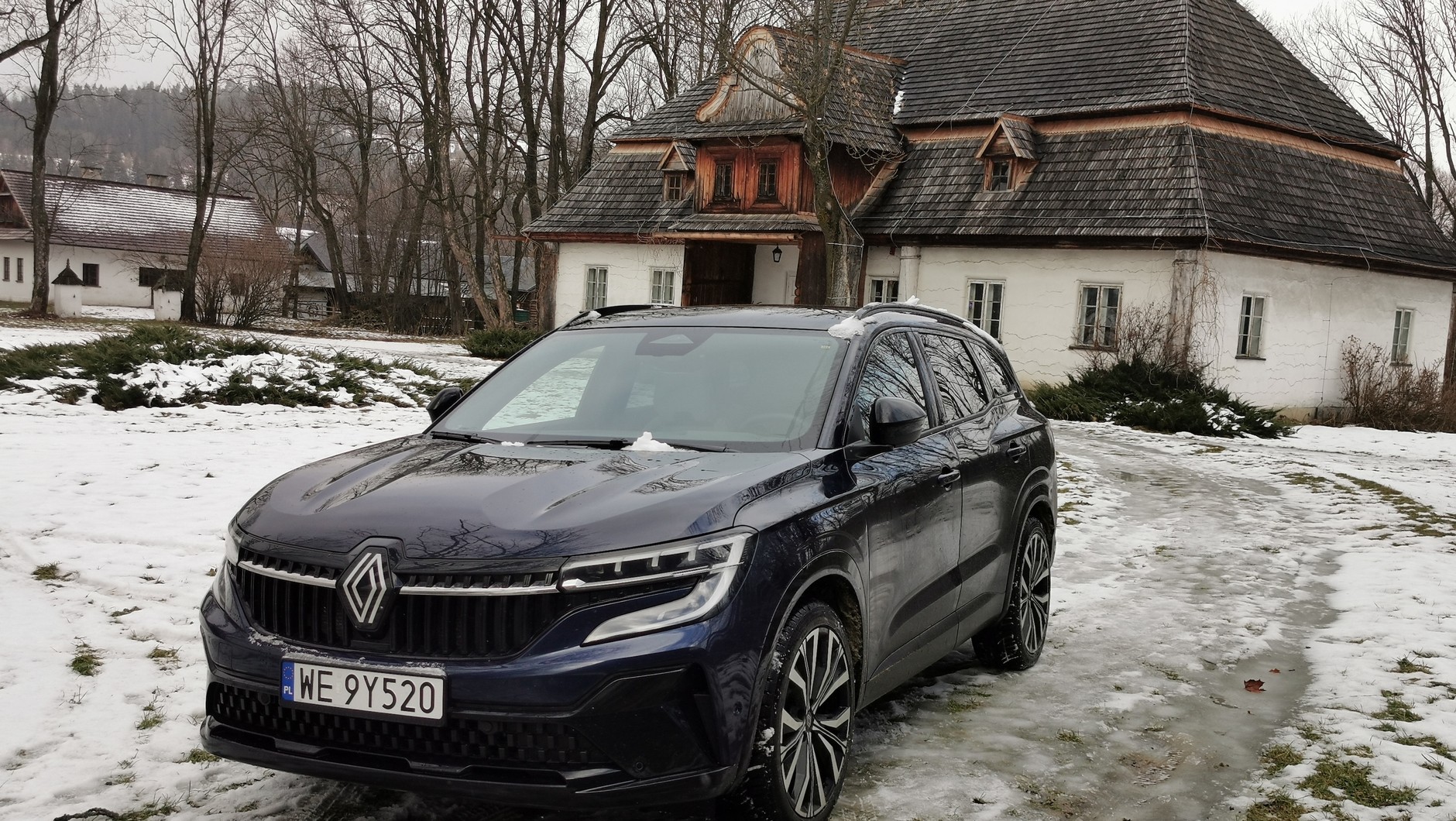 Renault Espace na tle historycznego dworu w Łopusznej